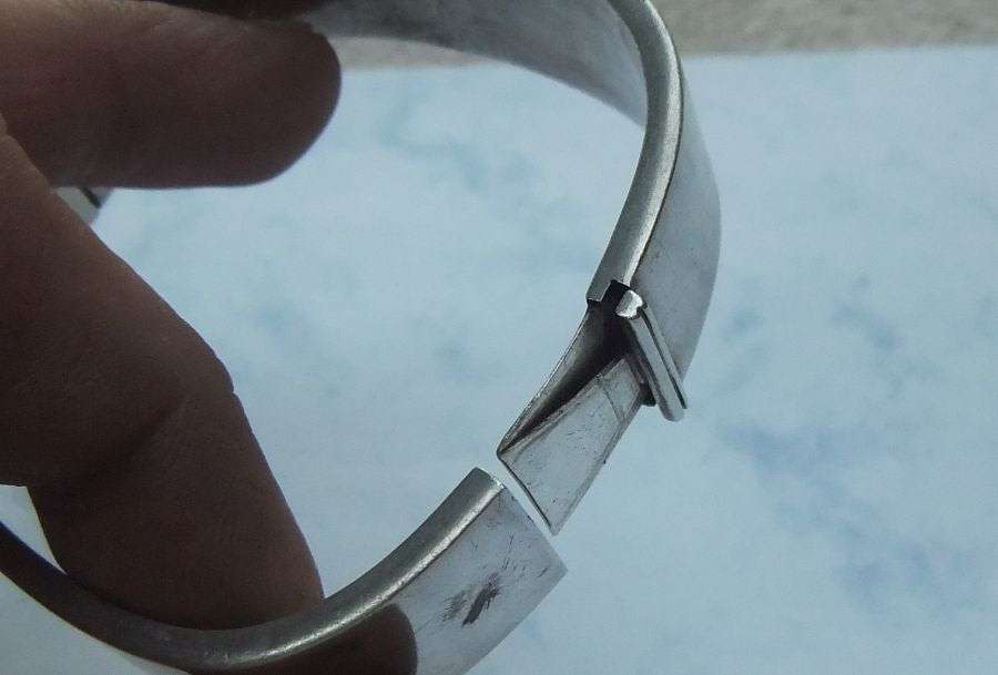 WOW !! A FABULOUS HEAVY VINTAGE STERLING SILVER HINGED"SQUARE"BANGLE WITH STRONG CLIP !! MUST SEE !!