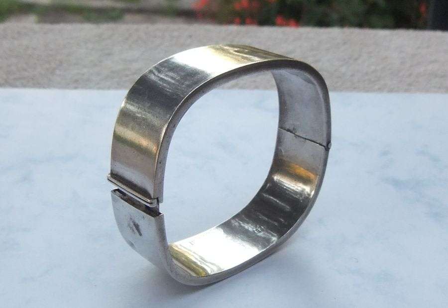 WOW !! A FABULOUS HEAVY VINTAGE STERLING SILVER HINGED"SQUARE"BANGLE WITH STRONG CLIP !! MUST SEE !!