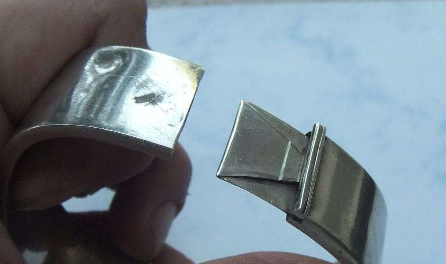 WOW !! A FABULOUS HEAVY VINTAGE STERLING SILVER HINGED"SQUARE"BANGLE WITH STRONG CLIP !! MUST SEE !!