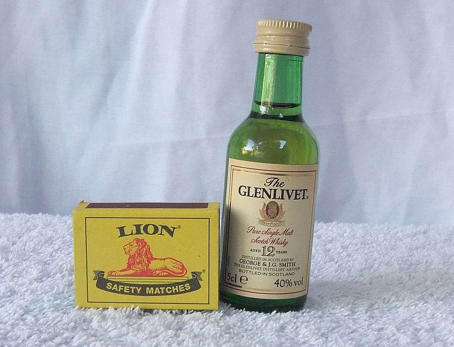 SEALED !! GLENLIVET SCOTCH WHISKY !! 50 ML VINTAGE MINIATURE !! 40 % ALCOHOL !! FREE COMBINING !!