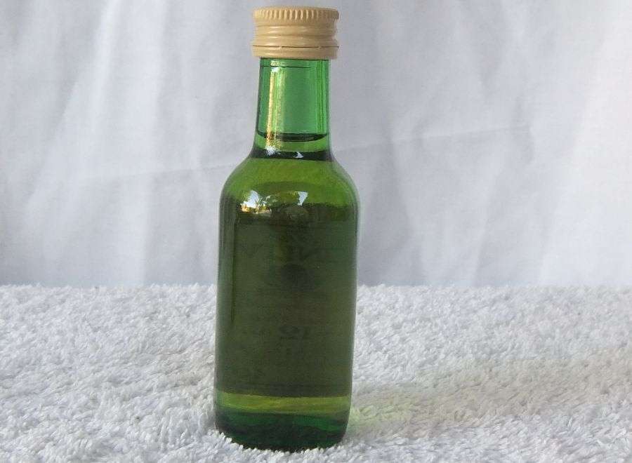 SEALED !! GLENLIVET SCOTCH WHISKY !! 50 ML VINTAGE MINIATURE !! 40 % ALCOHOL !! FREE COMBINING !!