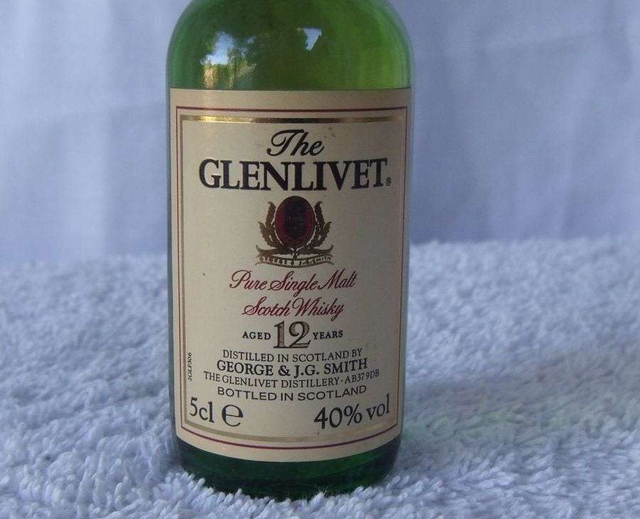 SEALED !! GLENLIVET SCOTCH WHISKY !! 50 ML VINTAGE MINIATURE !! 40 % ALCOHOL !! FREE COMBINING !!