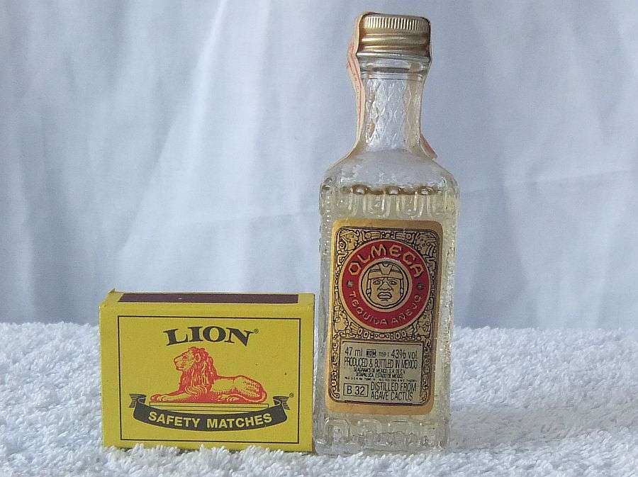 SEALED !! OLMECA GOLD TEQUILA EXPORT !! 47 ML VINTAGE MINIATURE !! 43 % ALCOHOL !! FREE COMBINING !!