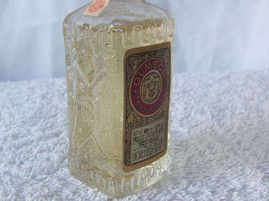 SEALED !! OLMECA GOLD TEQUILA EXPORT !! 47 ML VINTAGE MINIATURE !! 43 % ALCOHOL !! FREE COMBINING !!