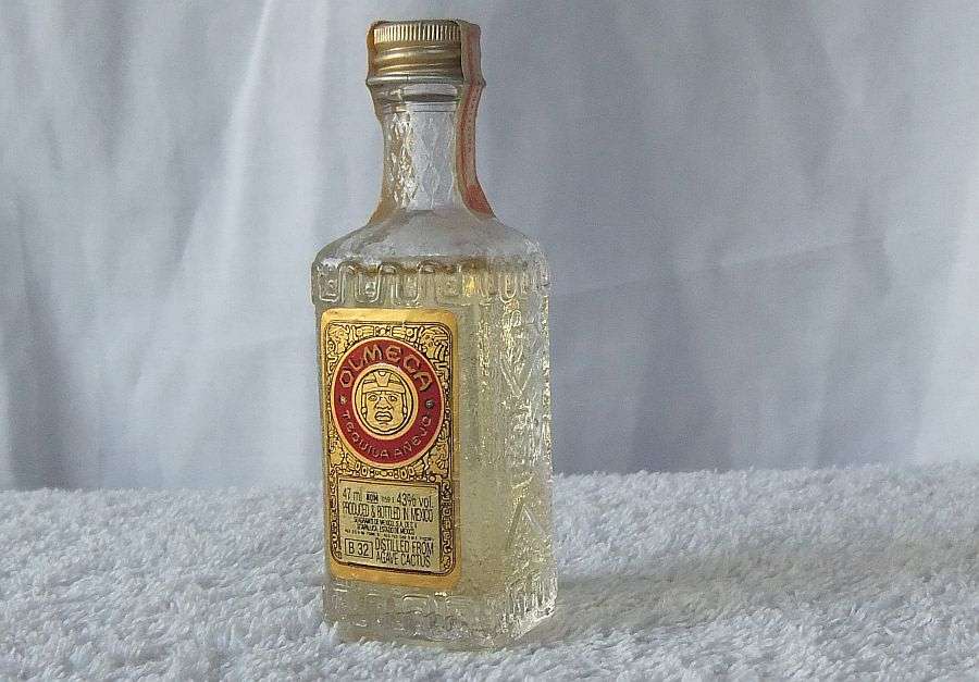 SEALED !! OLMECA GOLD TEQUILA EXPORT !! 47 ML VINTAGE MINIATURE !! 43 % ALCOHOL !! FREE COMBINING !!