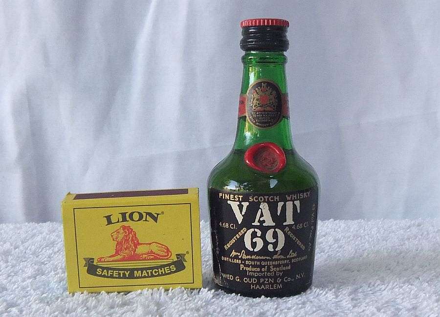 SEALED !! VAT 69 SCOTCH WHISKY !! 46.8 ML VINTAGE MINIATURE !! 43 % ALCOHOL !! FREE COMBINING !!