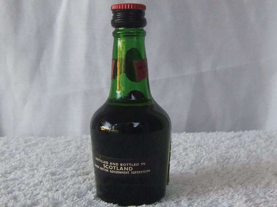 SEALED !! VAT 69 SCOTCH WHISKY !! 46.8 ML VINTAGE MINIATURE !! 43 % ALCOHOL !! FREE COMBINING !!