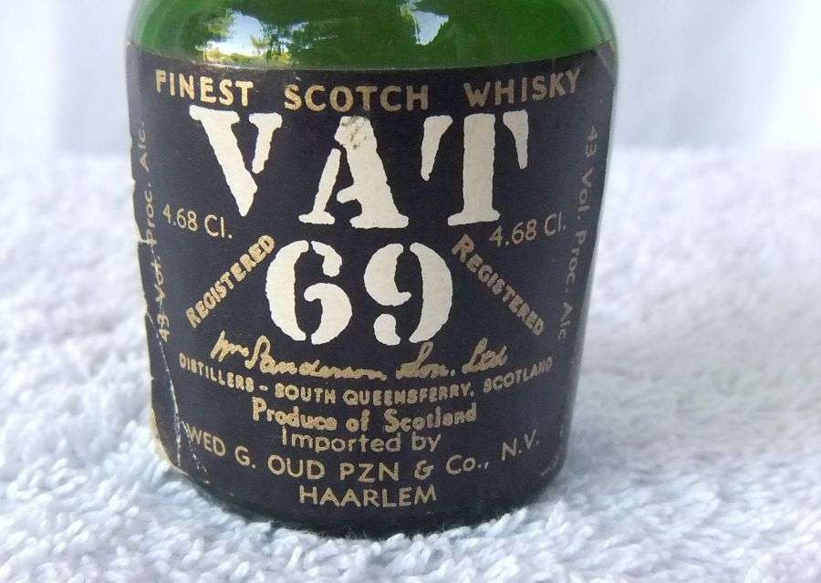SEALED !! VAT 69 SCOTCH WHISKY !! 46.8 ML VINTAGE MINIATURE !! 43 % ALCOHOL !! FREE COMBINING !!