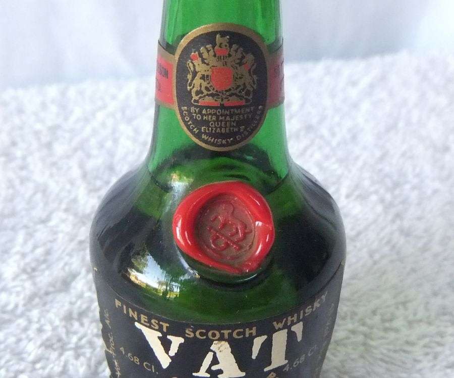 SEALED !! VAT 69 SCOTCH WHISKY !! 46.8 ML VINTAGE MINIATURE !! 43 % ALCOHOL !! FREE COMBINING !!