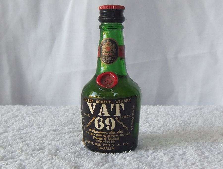 SEALED !! VAT 69 SCOTCH WHISKY !! 46.8 ML VINTAGE MINIATURE !! 43 % ALCOHOL !! FREE COMBINING !!