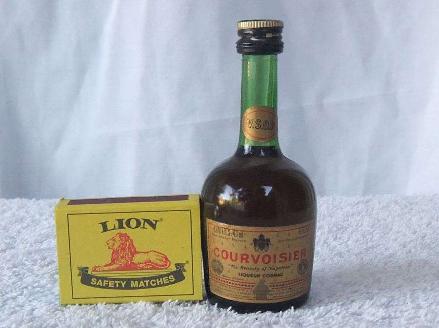 SEALED !! COURVOISIER LIQUEUR COGNAC !! 43 ML VINTAGE MINIATURE !! 40 % ALCOHOL !! FREE COMBINING !!