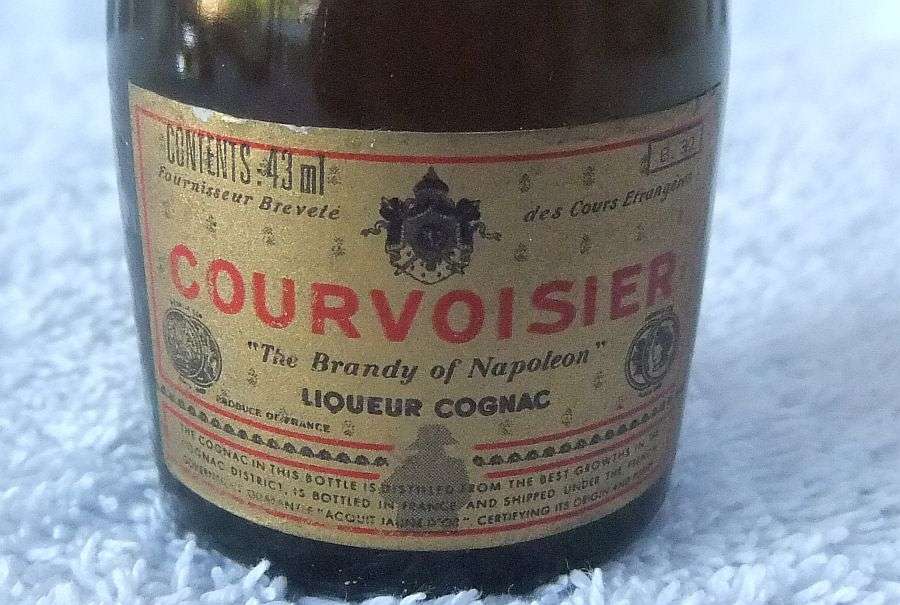 SEALED !! COURVOISIER LIQUEUR COGNAC !! 43 ML VINTAGE MINIATURE !! 40 % ALCOHOL !! FREE COMBINING !!