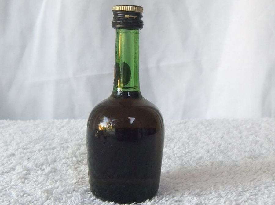 SEALED !! COURVOISIER LIQUEUR COGNAC !! 43 ML VINTAGE MINIATURE !! 40 % ALCOHOL !! FREE COMBINING !!