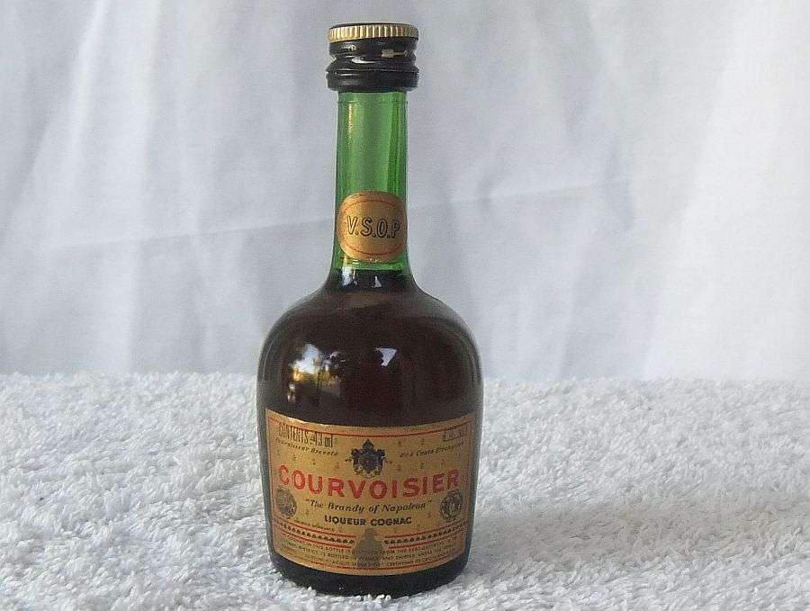 SEALED !! COURVOISIER LIQUEUR COGNAC !! 43 ML VINTAGE MINIATURE !! 40 % ALCOHOL !! FREE COMBINING !!