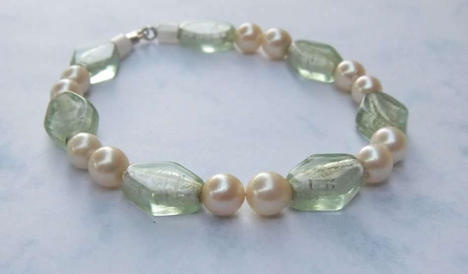 WOW !! A GENUINE FRESHWATER " AKOYA " PEARL AND PALE GREEN GLASS BRACELET WITH STERLING SILVER CLASP