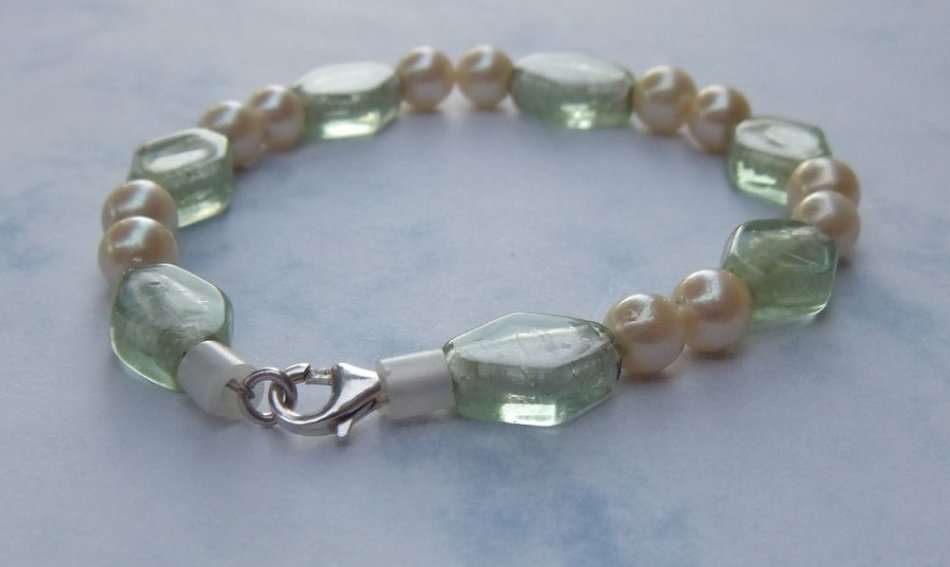 WOW !! A GENUINE FRESHWATER " AKOYA " PEARL AND PALE GREEN GLASS BRACELET WITH STERLING SILVER CLASP