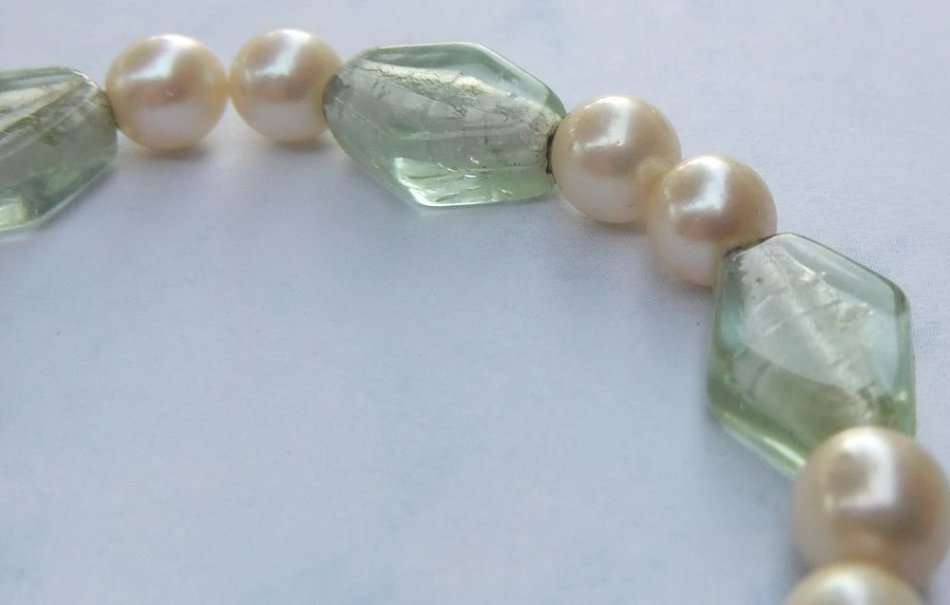 WOW !! A GENUINE FRESHWATER " AKOYA " PEARL AND PALE GREEN GLASS BRACELET WITH STERLING SILVER CLASP