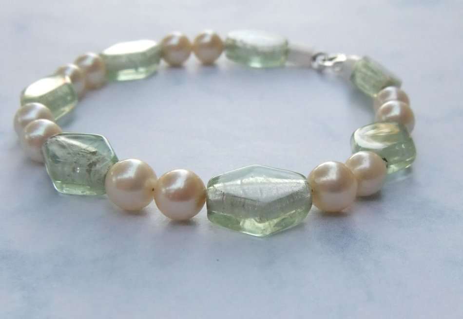 WOW !! A GENUINE FRESHWATER " AKOYA " PEARL AND PALE GREEN GLASS BRACELET WITH STERLING SILVER CLASP