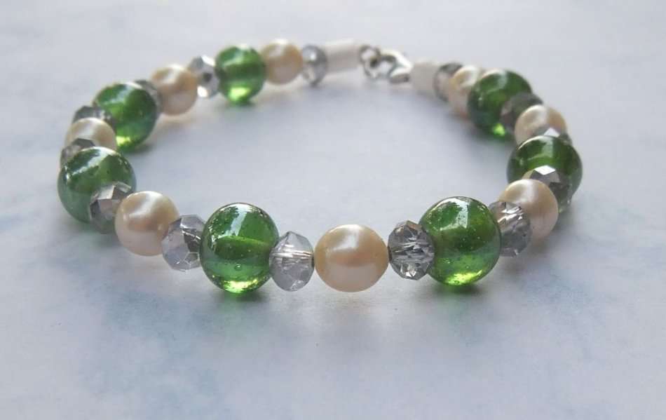 AN AWESOME GENUINE AKOYA PEARLS , FACETED GLASS AND GLASS ORB BRACELET WITH STERLING SILVER CLASP !!