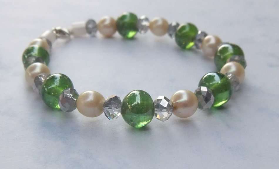 AN AWESOME GENUINE AKOYA PEARLS , FACETED GLASS AND GLASS ORB BRACELET WITH STERLING SILVER CLASP !!