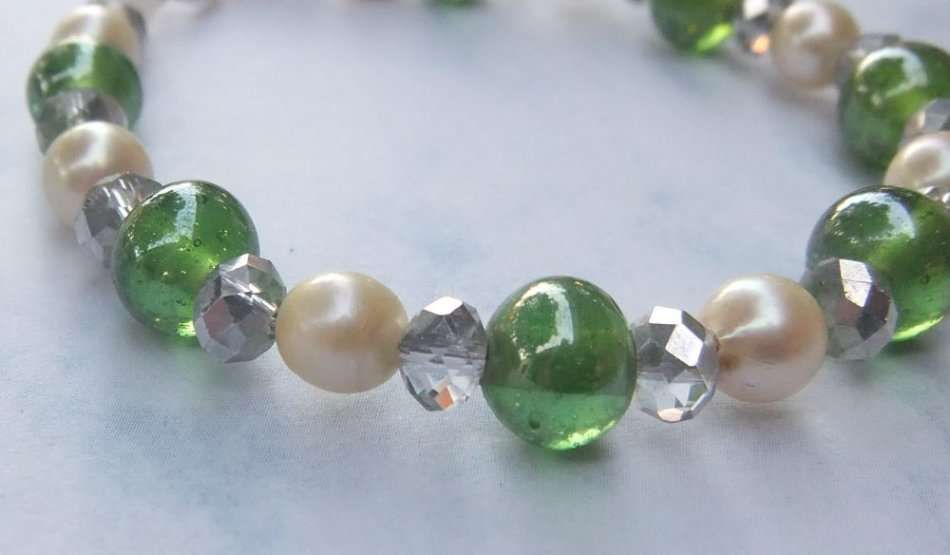AN AWESOME GENUINE AKOYA PEARLS , FACETED GLASS AND GLASS ORB BRACELET WITH STERLING SILVER CLASP !!