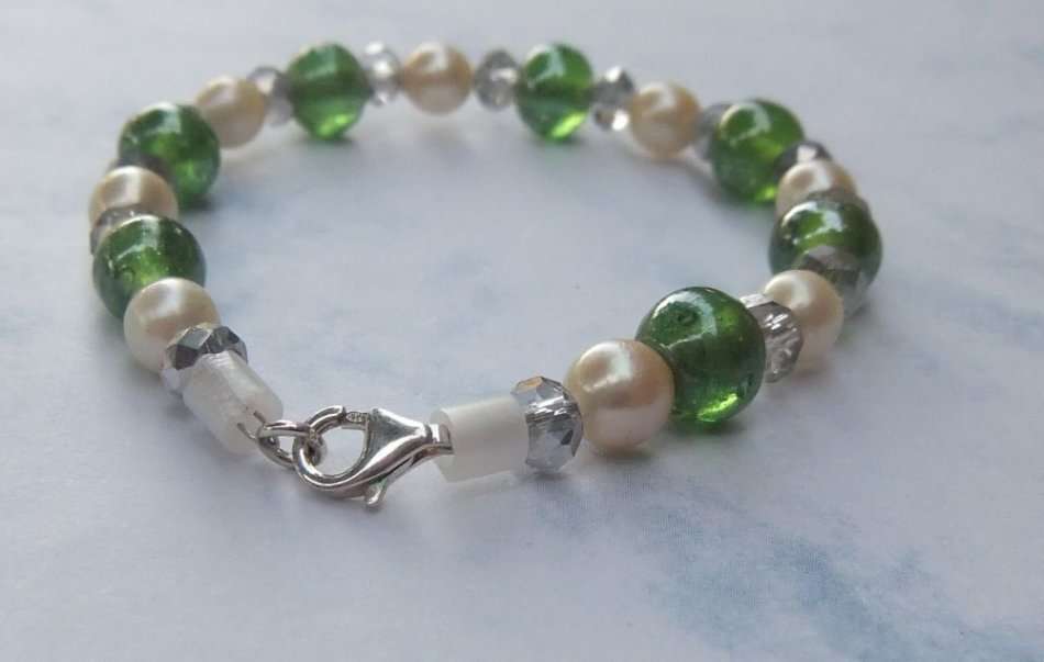AN AWESOME GENUINE AKOYA PEARLS , FACETED GLASS AND GLASS ORB BRACELET WITH STERLING SILVER CLASP !!