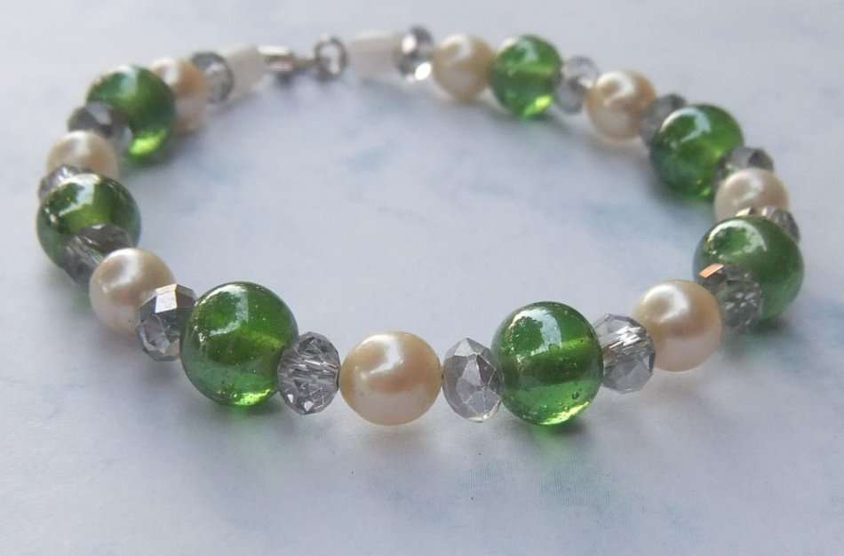 AN AWESOME GENUINE AKOYA PEARLS , FACETED GLASS AND GLASS ORB BRACELET WITH STERLING SILVER CLASP !!