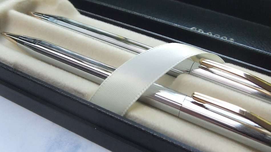 A CLASSY GOOD AS NEW "" CROSS MEDALIST "" BALLPOINT PEN & PACER SET IN ORIGINAL CASE AND SLEEVE