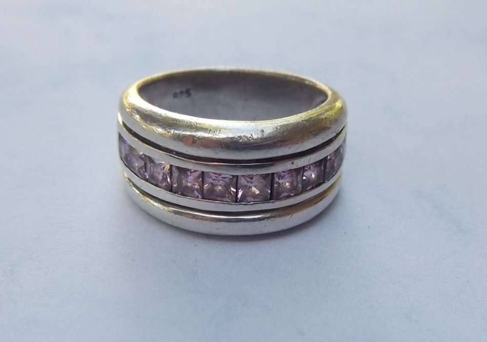 A STUNNING SOLID STERLING SILVER RING SET WITH SPARKLY FACETED SQUARE PINK STONES !! LOVE IT !!