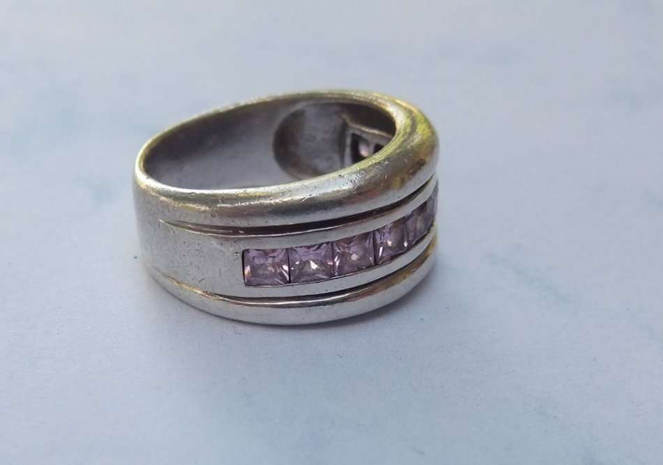 A STUNNING SOLID STERLING SILVER RING SET WITH SPARKLY FACETED SQUARE PINK STONES !! LOVE IT !!