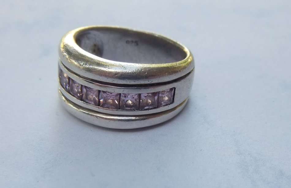 A STUNNING SOLID STERLING SILVER RING SET WITH SPARKLY FACETED SQUARE PINK STONES !! LOVE IT !!