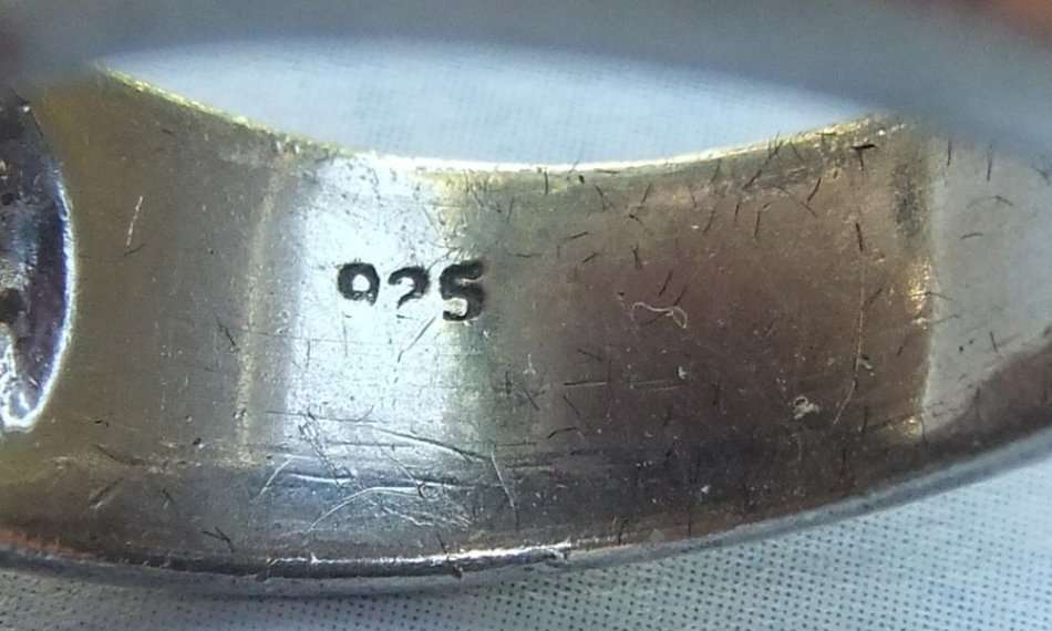 A STUNNING SOLID STERLING SILVER RING SET WITH SPARKLY FACETED SQUARE PINK STONES !! LOVE IT !!