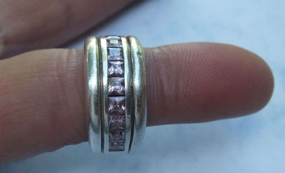 A STUNNING SOLID STERLING SILVER RING SET WITH SPARKLY FACETED SQUARE PINK STONES !! LOVE IT !!