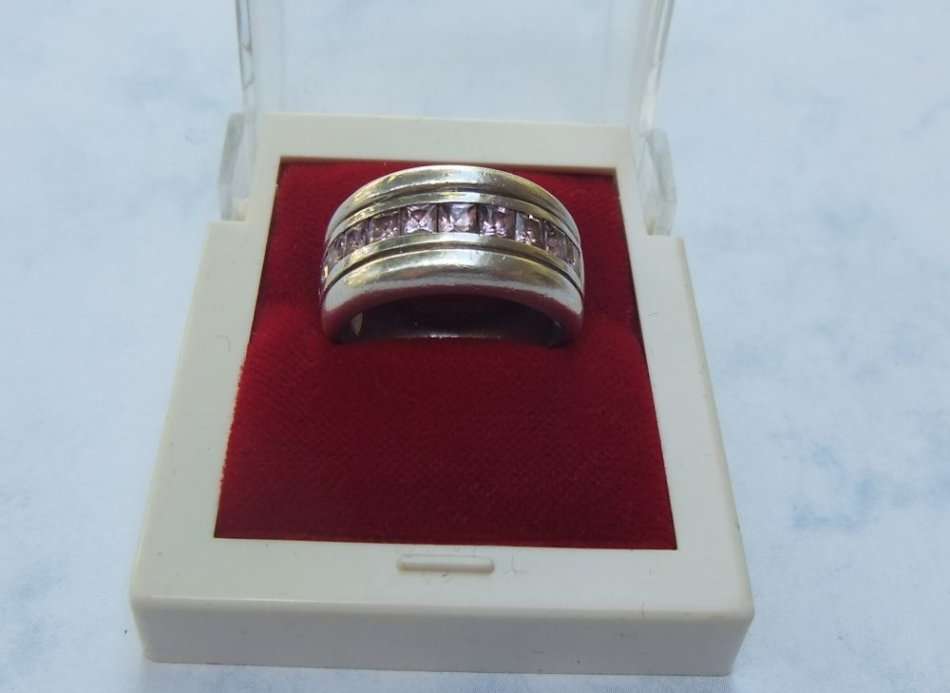 A STUNNING SOLID STERLING SILVER RING SET WITH SPARKLY FACETED SQUARE PINK STONES !! LOVE IT !!