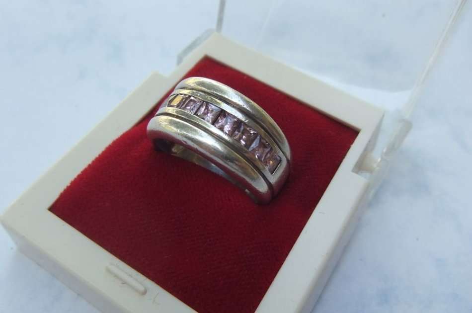 A STUNNING SOLID STERLING SILVER RING SET WITH SPARKLY FACETED SQUARE PINK STONES !! LOVE IT !!