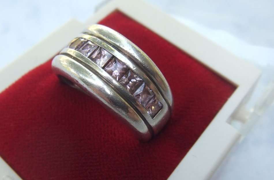 A STUNNING SOLID STERLING SILVER RING SET WITH SPARKLY FACETED SQUARE PINK STONES !! LOVE IT !!