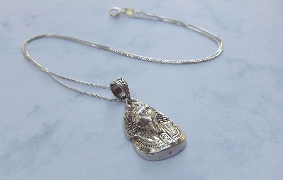 AN EYE CATCHING DETAILED VINTAGE STERLING SILVER PHAROAH PENDANT WITH A STERLING SILVER NECKLACE !!
