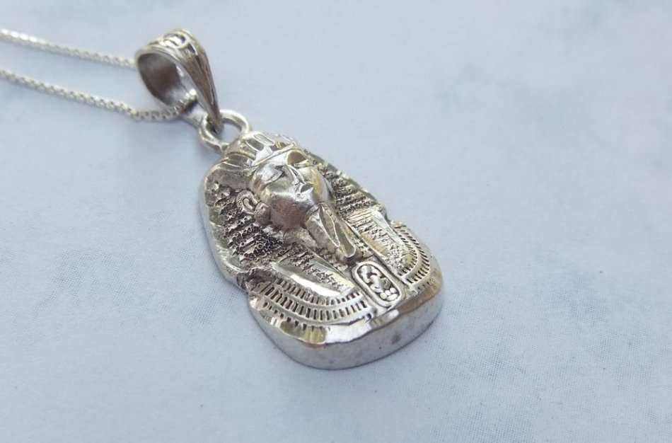 AN EYE CATCHING DETAILED VINTAGE STERLING SILVER PHAROAH PENDANT WITH A STERLING SILVER NECKLACE !!