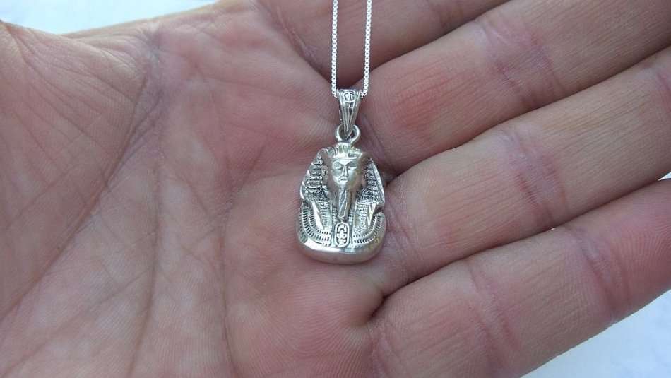 AN EYE CATCHING DETAILED VINTAGE STERLING SILVER PHAROAH PENDANT WITH A STERLING SILVER NECKLACE !!
