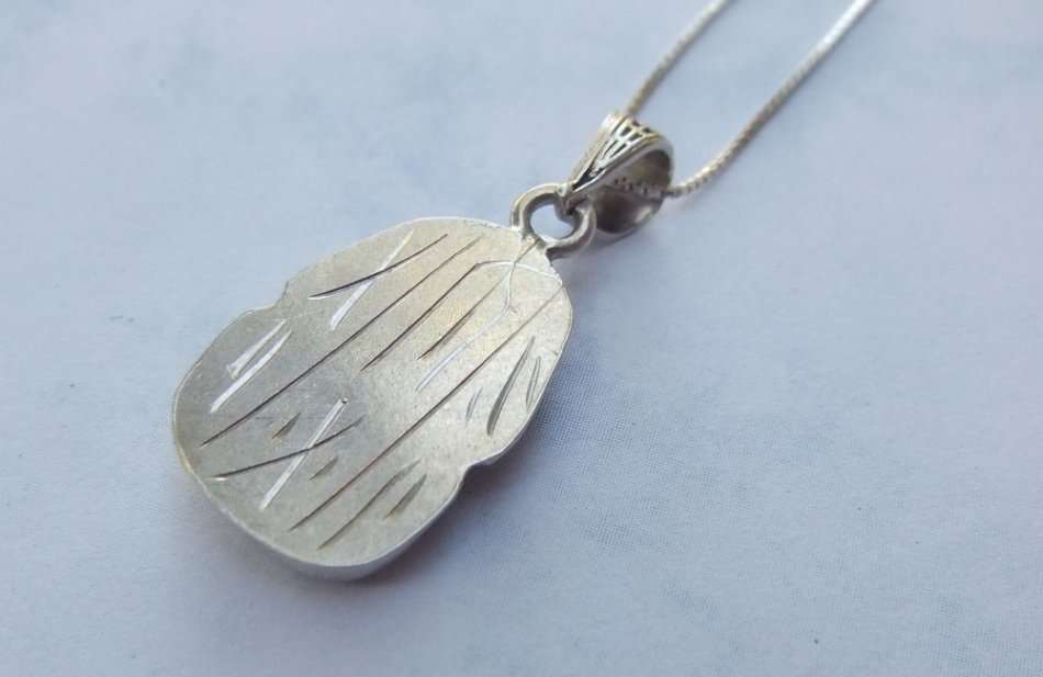 AN EYE CATCHING DETAILED VINTAGE STERLING SILVER PHAROAH PENDANT WITH A STERLING SILVER NECKLACE !!