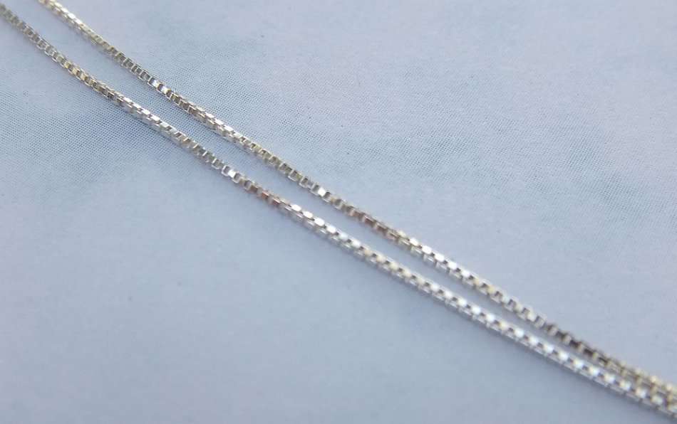 AN EYE CATCHING DETAILED VINTAGE STERLING SILVER PHAROAH PENDANT WITH A STERLING SILVER NECKLACE !!