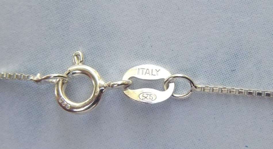 AN EYE CATCHING DETAILED VINTAGE STERLING SILVER PHAROAH PENDANT WITH A STERLING SILVER NECKLACE !!