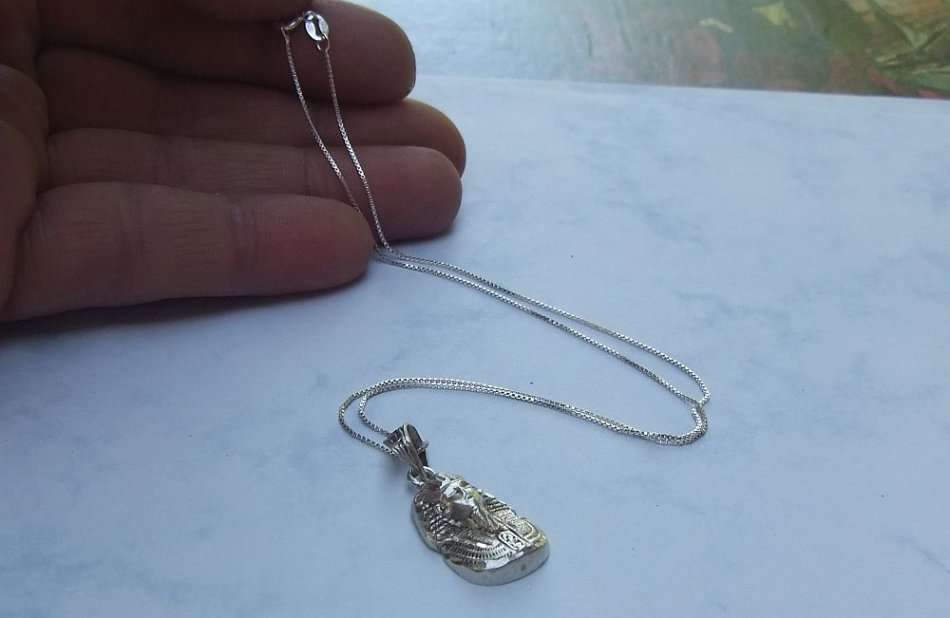 AN EYE CATCHING DETAILED VINTAGE STERLING SILVER PHAROAH PENDANT WITH A STERLING SILVER NECKLACE !!