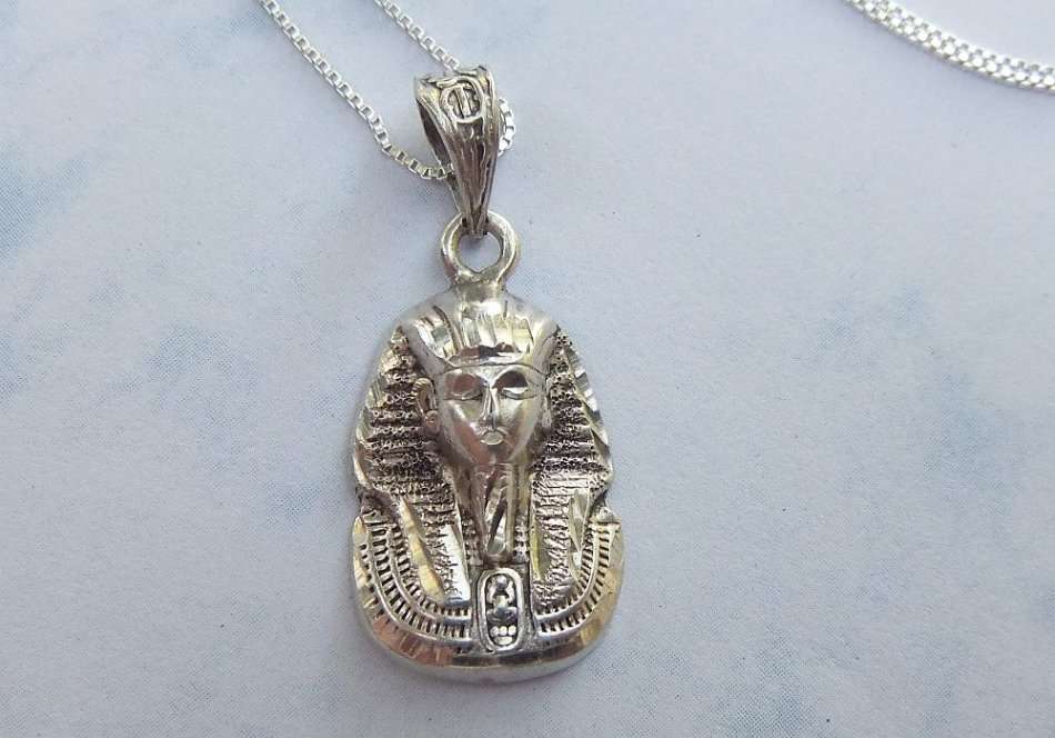 AN EYE CATCHING DETAILED VINTAGE STERLING SILVER PHAROAH PENDANT WITH A STERLING SILVER NECKLACE !!