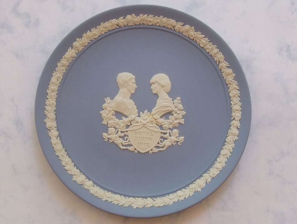 A BEAUTIFUL VINTAGE COMMEMORATIVE PLATE BY WEDGWOOD !! THE BIRTH OF PRINCE WILLIAM !! FIRST BORN....