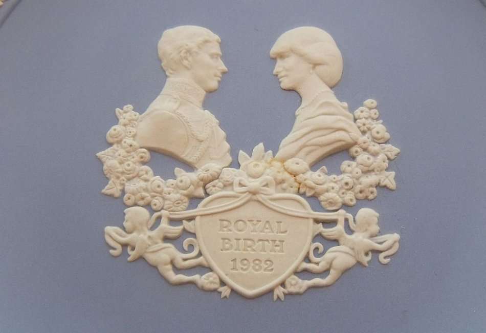 A BEAUTIFUL VINTAGE COMMEMORATIVE PLATE BY WEDGWOOD !! THE BIRTH OF PRINCE WILLIAM !! FIRST BORN....