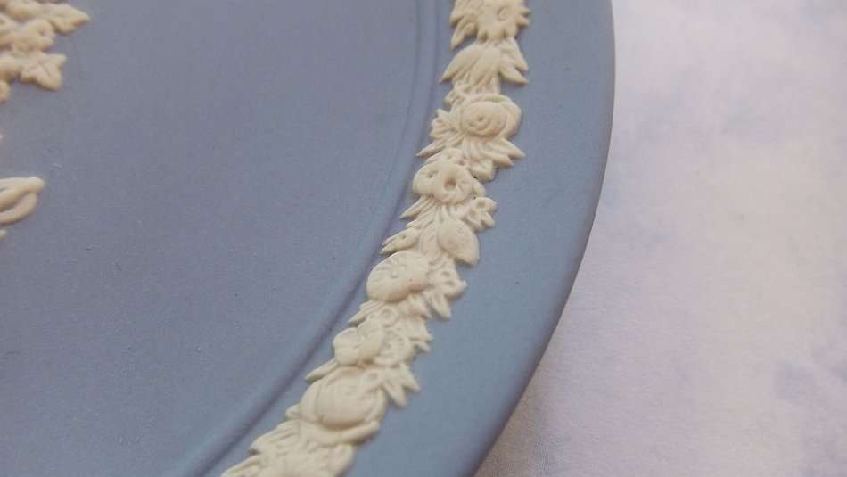 A BEAUTIFUL VINTAGE COMMEMORATIVE PLATE BY WEDGWOOD !! THE BIRTH OF PRINCE WILLIAM !! FIRST BORN....