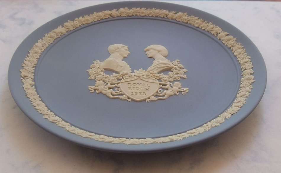 A BEAUTIFUL VINTAGE COMMEMORATIVE PLATE BY WEDGWOOD !! THE BIRTH OF PRINCE WILLIAM !! FIRST BORN....