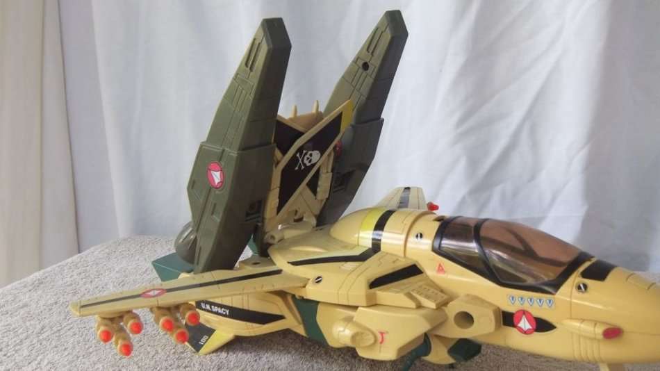RARE RARE !! AN ORIGINAL 1985 JET BY MATCHBOX MADE FOR "" ROBOTECH "" TV SERIES !! HIGH VALUE !!