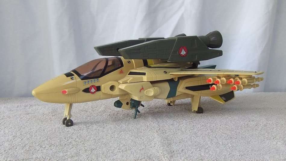 RARE RARE !! AN ORIGINAL 1985 JET BY MATCHBOX MADE FOR "" ROBOTECH "" TV SERIES !! HIGH VALUE !!